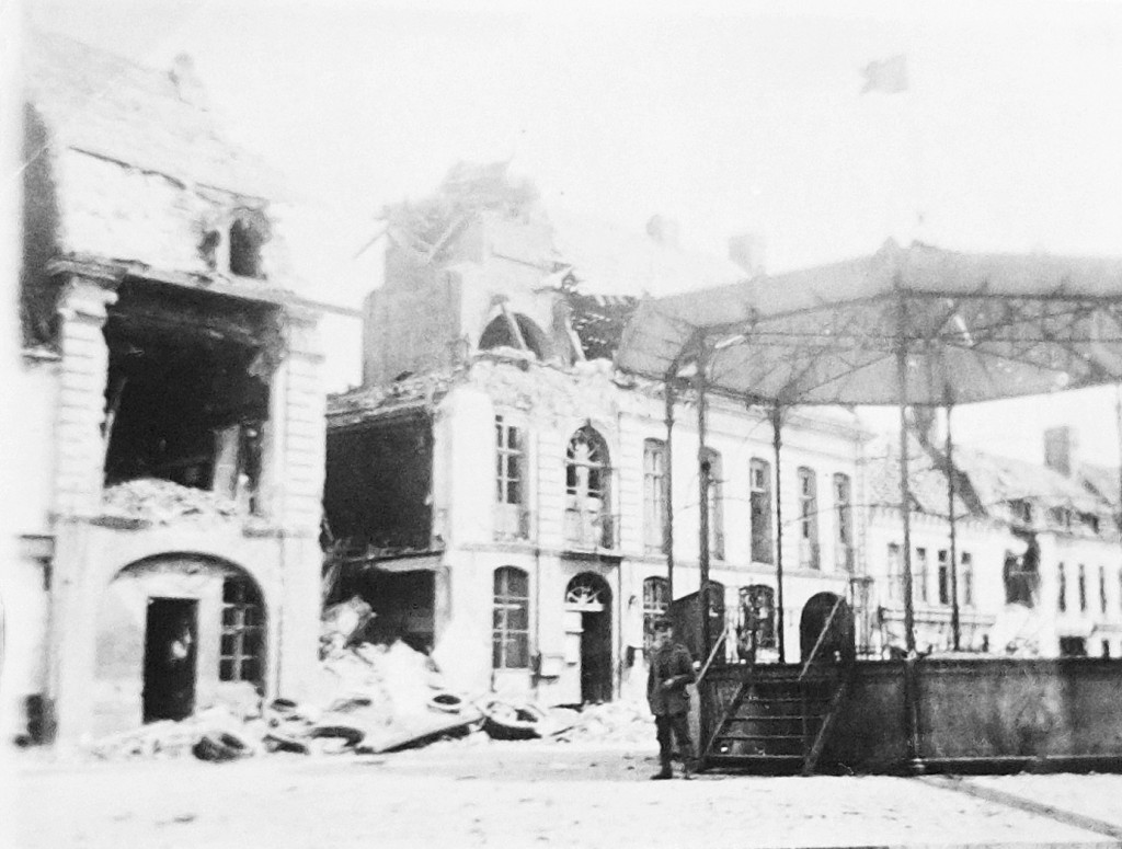 Der Marktplatz von La Bassee nach Beschießung durch die Engländer